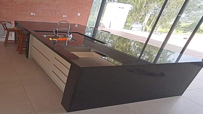 Cozinha com Ilha - Granito Preto Semi Absoluto