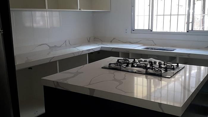 Cozinha com Ilha - Quartzo Calacatta