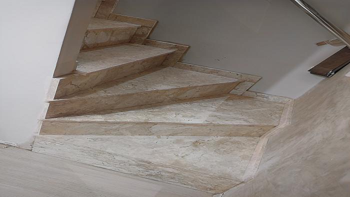 Escada - Mármores Bege e Travertino Nacional